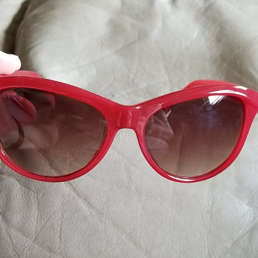 Vince  camuto Cat eye red sun glasses